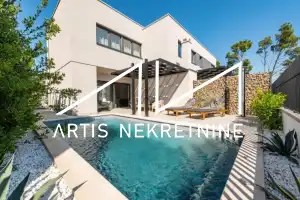 MODERNA VILA S BAZENOM 60 m OD MORA - PRIVLAKA (ZADAR)