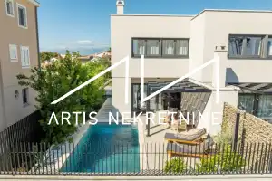 MODERNA VILA S BAZENOM 60 m OD MORA - PRIVLAKA (ZADAR)