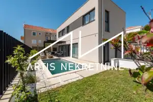 MODERNA VILA S BAZENOM 60 m OD MORA - PRIVLAKA (ZADAR)