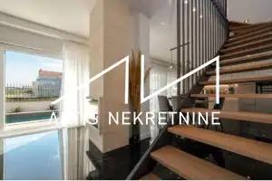 MODERNA VILA S BAZENOM 60 m OD MORA - PRIVLAKA (ZADAR)