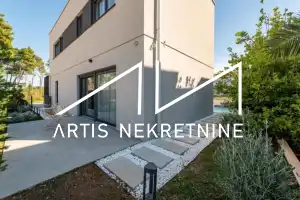 MODERNA VILA S BAZENOM 60 m OD MORA - PRIVLAKA (ZADAR)
