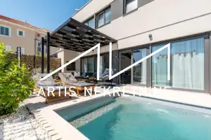 MODERNA VILA S BAZENOM 60 m OD MORA - PRIVLAKA (ZADAR)