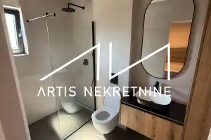 NOVO! DUGOROČNI NAJAM -ODLIČNA LOKACIJA - 250 m OD MORA -MODERNO