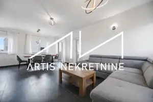 TROSOBAN STAN 99 m2 NETO + DVA BALKONA, 2 PARKINGA, OSTAVA, KROVNA TERASA S PRIVATNIM IZLAZOM! BAZEN GRATIS!