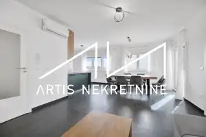 TROSOBAN STAN 99 m2 NETO + DVA BALKONA, 2 PARKINGA, OSTAVA, KROVNA TERASA S PRIVATNIM IZLAZOM! BAZEN GRATIS!