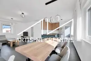 TROSOBAN STAN 99 m2 NETO + DVA BALKONA, 2 PARKINGA, OSTAVA, KROVNA TERASA S PRIVATNIM IZLAZOM! BAZEN GRATIS!