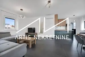 TROSOBAN STAN 99 m2 NETO + DVA BALKONA, 2 PARKINGA, OSTAVA, KROVNA TERASA S PRIVATNIM IZLAZOM! BAZEN GRATIS!