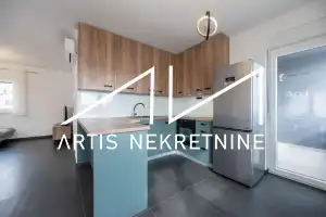 TROSOBAN STAN 99 m2 NETO + DVA BALKONA, 2 PARKINGA, OSTAVA, KROVNA TERASA S PRIVATNIM IZLAZOM! BAZEN GRATIS!