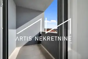 TROSOBAN STAN 99 m2 NETO + DVA BALKONA, 2 PARKINGA, OSTAVA, KROVNA TERASA S PRIVATNIM IZLAZOM! BAZEN GRATIS!