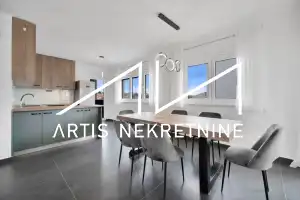 TROSOBAN STAN 99 m2 NETO + DVA BALKONA, 2 PARKINGA, OSTAVA, KROVNA TERASA S PRIVATNIM IZLAZOM! BAZEN GRATIS!