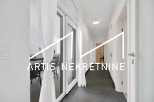 TROSOBAN STAN 99 m2 NETO + DVA BALKONA, 2 PARKINGA, OSTAVA, KROVNA TERASA S PRIVATNIM IZLAZOM! BAZEN GRATIS!