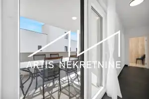 TROSOBAN STAN 99 m2 NETO + DVA BALKONA, 2 PARKINGA, OSTAVA, KROVNA TERASA S PRIVATNIM IZLAZOM! BAZEN GRATIS!