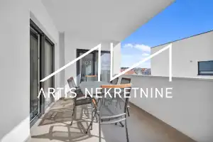 TROSOBAN STAN 99 m2 NETO + DVA BALKONA, 2 PARKINGA, OSTAVA, KROVNA TERASA S PRIVATNIM IZLAZOM! BAZEN GRATIS!