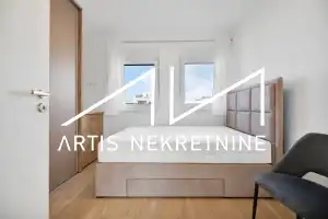 TROSOBAN STAN 99 m2 NETO + DVA BALKONA, 2 PARKINGA, OSTAVA, KROVNA TERASA S PRIVATNIM IZLAZOM! BAZEN GRATIS!