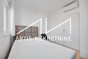 TROSOBAN STAN 99 m2 NETO + DVA BALKONA, 2 PARKINGA, OSTAVA, KROVNA TERASA S PRIVATNIM IZLAZOM! BAZEN GRATIS!