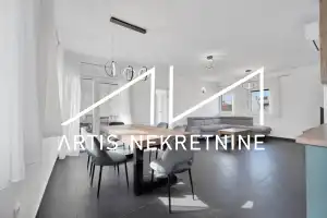 TROSOBAN STAN 99 m2 NETO + DVA BALKONA, 2 PARKINGA, OSTAVA, KROVNA TERASA S PRIVATNIM IZLAZOM! BAZEN GRATIS!