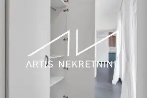 TROSOBAN STAN 99 m2 NETO + DVA BALKONA, 2 PARKINGA, OSTAVA, KROVNA TERASA S PRIVATNIM IZLAZOM! BAZEN GRATIS!