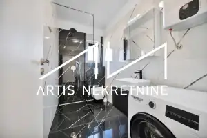 TROSOBAN STAN 99 m2 NETO + DVA BALKONA, 2 PARKINGA, OSTAVA, KROVNA TERASA S PRIVATNIM IZLAZOM! BAZEN GRATIS!