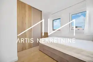 TROSOBAN STAN 99 m2 NETO + DVA BALKONA, 2 PARKINGA, OSTAVA, KROVNA TERASA S PRIVATNIM IZLAZOM! BAZEN GRATIS!