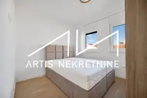 TROSOBAN STAN 99 m2 NETO + DVA BALKONA, 2 PARKINGA, OSTAVA, KROVNA TERASA S PRIVATNIM IZLAZOM! BAZEN GRATIS!