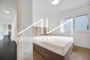 TROSOBAN STAN 99 m2 NETO + DVA BALKONA, 2 PARKINGA, OSTAVA, KROVNA TERASA S PRIVATNIM IZLAZOM! BAZEN GRATIS!