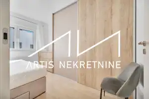 TROSOBAN STAN 99 m2 NETO + DVA BALKONA, 2 PARKINGA, OSTAVA, KROVNA TERASA S PRIVATNIM IZLAZOM! BAZEN GRATIS!