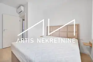 TROSOBAN STAN 99 m2 NETO + DVA BALKONA, 2 PARKINGA, OSTAVA, KROVNA TERASA S PRIVATNIM IZLAZOM! BAZEN GRATIS!