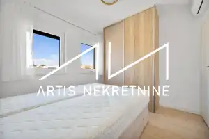 TROSOBAN STAN 99 m2 NETO + DVA BALKONA, 2 PARKINGA, OSTAVA, KROVNA TERASA S PRIVATNIM IZLAZOM! BAZEN GRATIS!