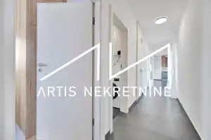 TROSOBAN STAN 99 m2 NETO + DVA BALKONA, 2 PARKINGA, OSTAVA, KROVNA TERASA S PRIVATNIM IZLAZOM! BAZEN GRATIS!