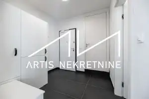 TROSOBAN STAN 99 m2 NETO + DVA BALKONA, 2 PARKINGA, OSTAVA, KROVNA TERASA S PRIVATNIM IZLAZOM! BAZEN GRATIS!