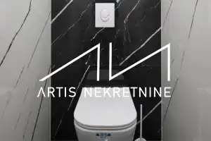 TROSOBAN STAN 99 m2 NETO + DVA BALKONA, 2 PARKINGA, OSTAVA, KROVNA TERASA S PRIVATNIM IZLAZOM! BAZEN GRATIS!