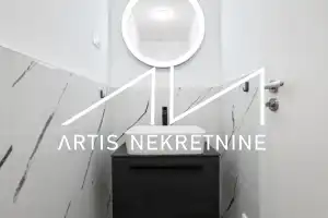 TROSOBAN STAN 99 m2 NETO + DVA BALKONA, 2 PARKINGA, OSTAVA, KROVNA TERASA S PRIVATNIM IZLAZOM! BAZEN GRATIS!