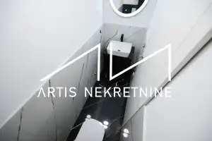 TROSOBAN STAN 99 m2 NETO + DVA BALKONA, 2 PARKINGA, OSTAVA, KROVNA TERASA S PRIVATNIM IZLAZOM! BAZEN GRATIS!