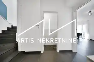 TROSOBAN STAN 99 m2 NETO + DVA BALKONA, 2 PARKINGA, OSTAVA, KROVNA TERASA S PRIVATNIM IZLAZOM! BAZEN GRATIS!