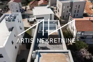 TROSOBAN STAN 99 m2 NETO + DVA BALKONA, 2 PARKINGA, OSTAVA, KROVNA TERASA S PRIVATNIM IZLAZOM! BAZEN GRATIS!