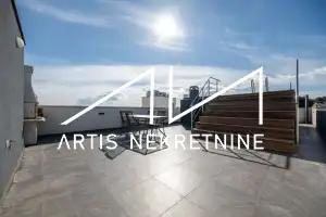 TROSOBAN STAN 99 m2 NETO + DVA BALKONA, 2 PARKINGA, OSTAVA, KROVNA TERASA S PRIVATNIM IZLAZOM! BAZEN GRATIS!