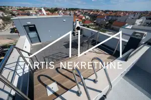 TROSOBAN STAN 99 m2 NETO + DVA BALKONA, 2 PARKINGA, OSTAVA, KROVNA TERASA S PRIVATNIM IZLAZOM! BAZEN GRATIS!