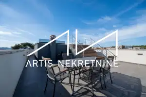 TROSOBAN STAN 99 m2 NETO + DVA BALKONA, 2 PARKINGA, OSTAVA, KROVNA TERASA S PRIVATNIM IZLAZOM! BAZEN GRATIS!