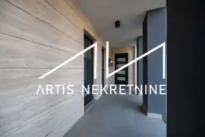 TROSOBAN STAN 99 m2 NETO + DVA BALKONA, 2 PARKINGA, OSTAVA, KROVNA TERASA S PRIVATNIM IZLAZOM! BAZEN GRATIS!