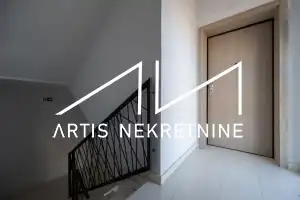 TROSOBAN STAN 99 m2 NETO + DVA BALKONA, 2 PARKINGA, OSTAVA, KROVNA TERASA S PRIVATNIM IZLAZOM! BAZEN GRATIS!