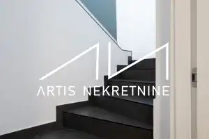 TROSOBAN STAN 99 m2 NETO + DVA BALKONA, 2 PARKINGA, OSTAVA, KROVNA TERASA S PRIVATNIM IZLAZOM! BAZEN GRATIS!