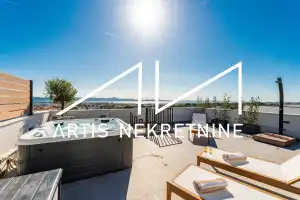 ZADAR, LUKSUZAN PENTHOUSE, MIRNA LOKACIJA, KROVNA TERASA, POGLED NA MORE, MODERNO NAMJEŠTEN I OPREMLJEN