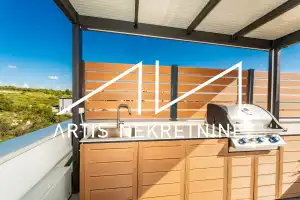 ZADAR, LUKSUZAN PENTHOUSE, MIRNA LOKACIJA, KROVNA TERASA, POGLED NA MORE, MODERNO NAMJEŠTEN I OPREMLJEN