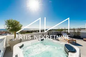 ZADAR, LUKSUZAN PENTHOUSE, MIRNA LOKACIJA, KROVNA TERASA, POGLED NA MORE, MODERNO NAMJEŠTEN I OPREMLJEN