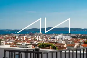 ZADAR, LUKSUZAN PENTHOUSE, MIRNA LOKACIJA, KROVNA TERASA, POGLED NA MORE, MODERNO NAMJEŠTEN I OPREMLJEN