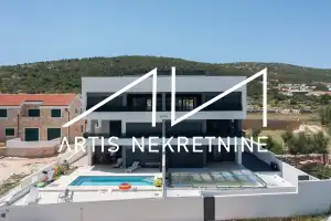 VINJERAC, PROSTRANI APARTMAN PRVI RED DO MORA S BAZENOM