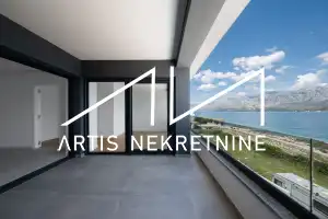 VINJERAC, PROSTRANI APARTMAN PRVI RED DO MORA S BAZENOM