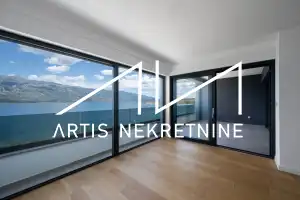 VINJERAC, PROSTRANI APARTMAN PRVI RED DO MORA S BAZENOM