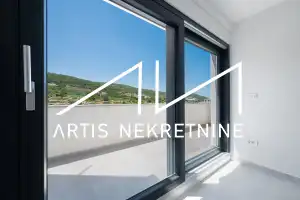 VINJERAC, PROSTRANI APARTMAN PRVI RED DO MORA S BAZENOM