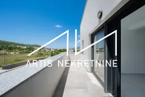 VINJERAC, PROSTRANI APARTMAN PRVI RED DO MORA S BAZENOM